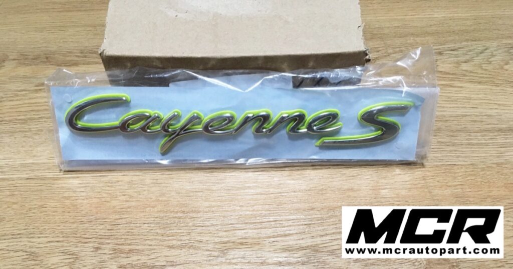 โลโก้ฝากระโปรงหลัง Porsche Cayenne 958 E-hybrid อะไหล่แท้ จาก MCR Autoparts