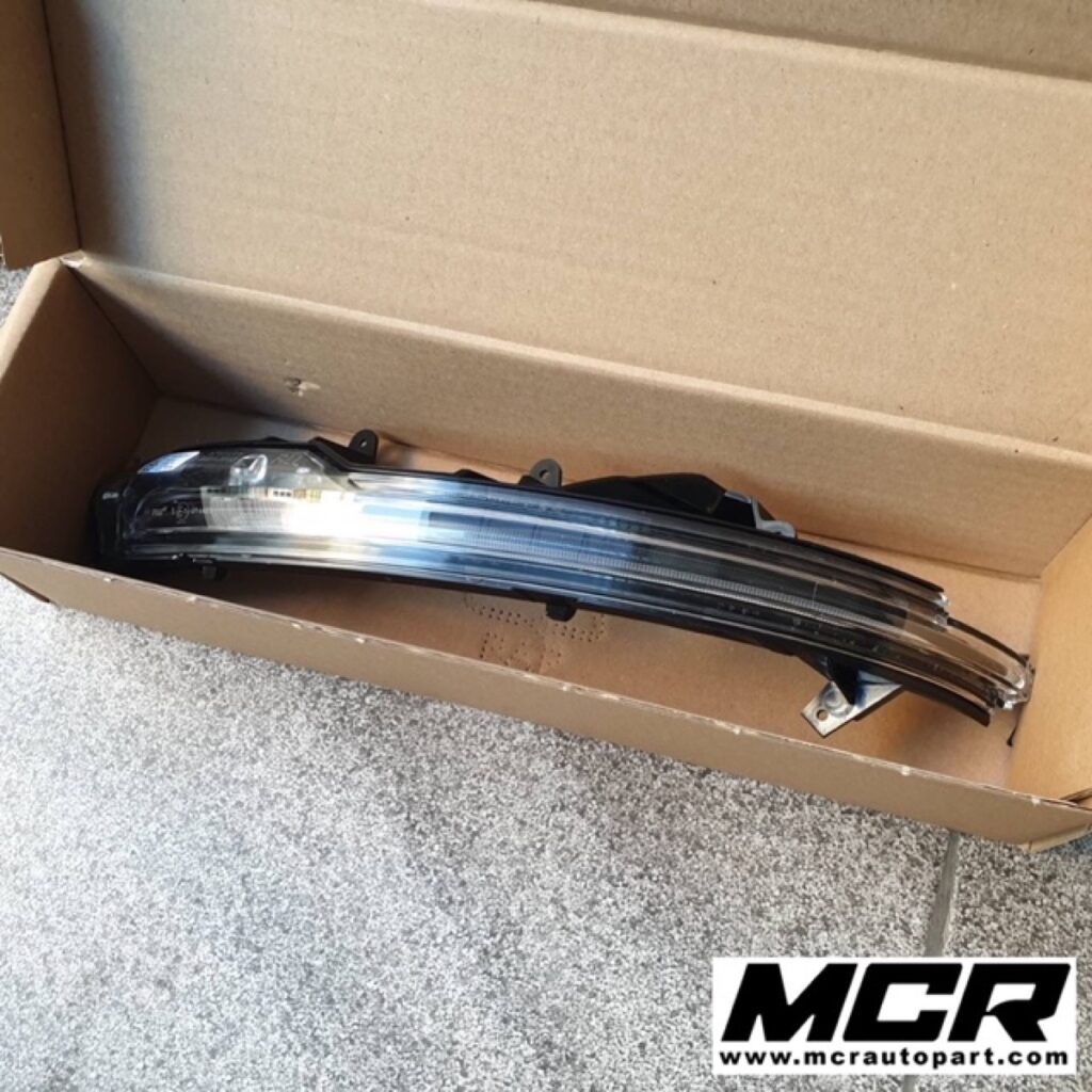 ไฟเลี้ยวกระจกมองข้าง Porsche Cayenne E3 อะไหล่แท้ จาก MCR Autoparts