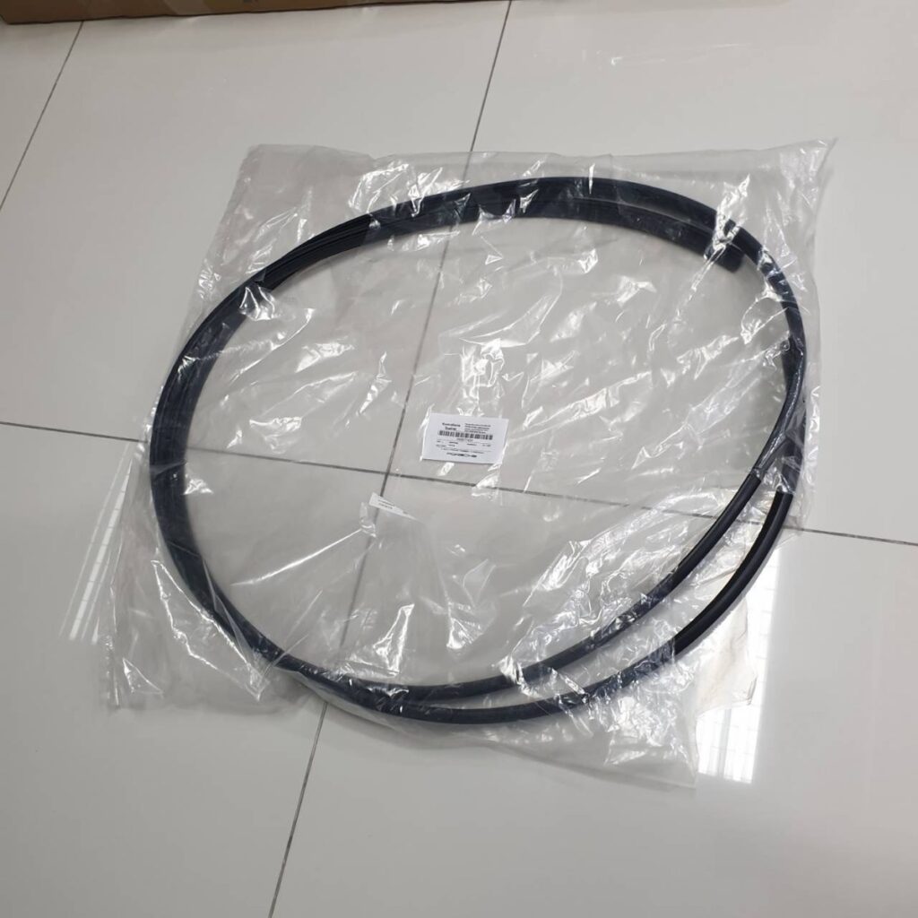 ขอบยางหลังคาซันรูฟ Porsche Cayenne E3 2022 model อะไหล่แท้ จาก MCR Autoparts