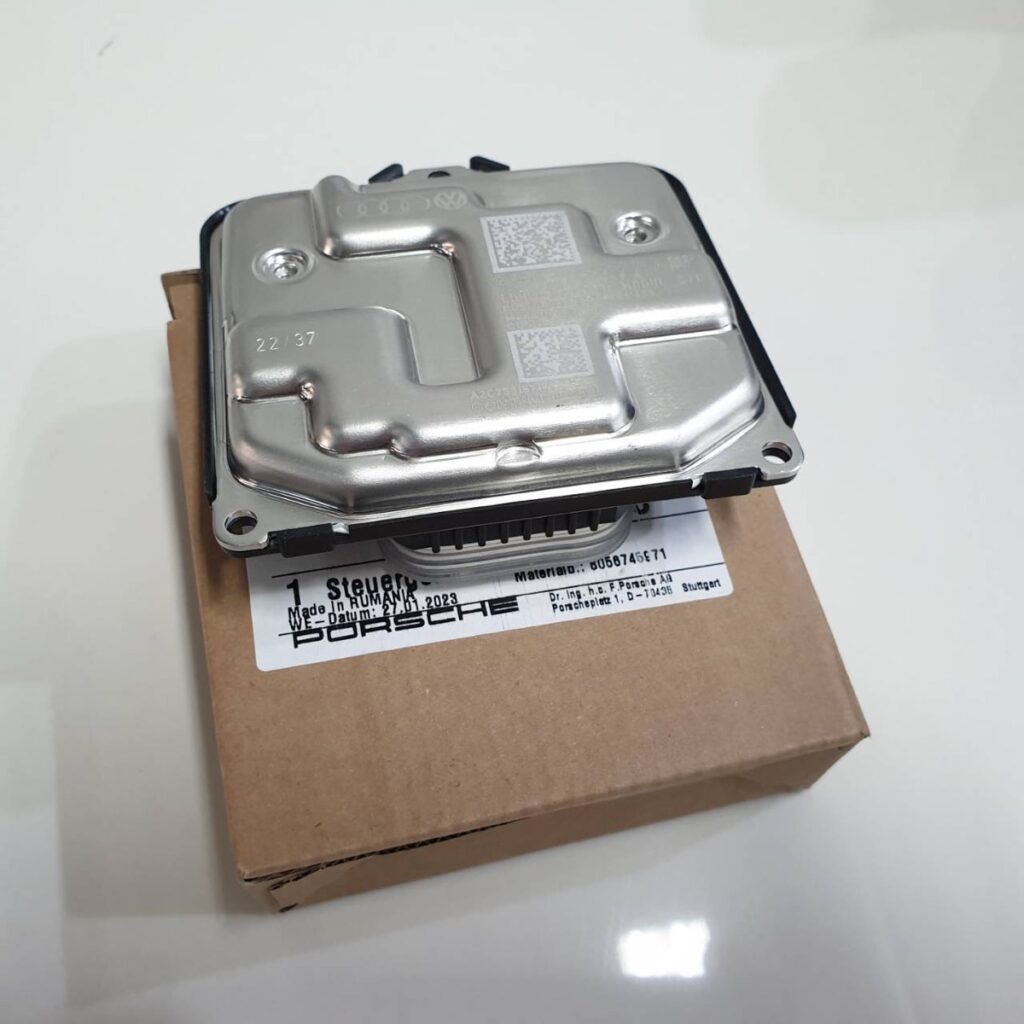 กล่องไฟหน้า Porsche Cayenne E3 2022 model อะไหล่แท้ จาก MCR Autoparts