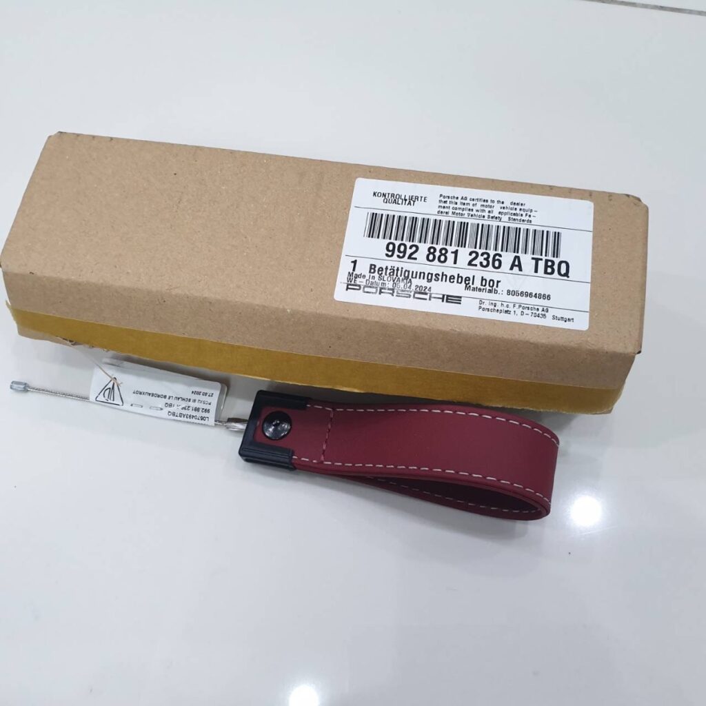 สายดึงเบาะ Porsche Carrera 992 อะไหล่แท้ จาก MCR Autoparts