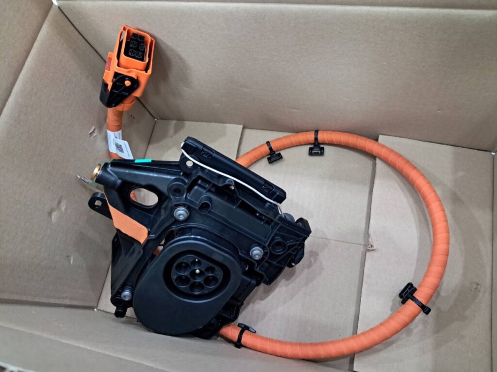 ชุดเบ้าชาร์จ Porsche Taycan อะไหล่แท้ จาก MCR Autoparts