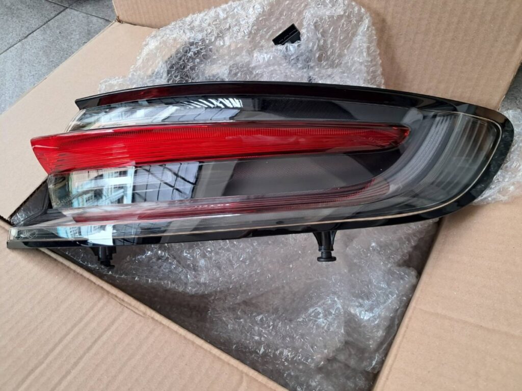 ไฟท้าย Porsche Macan 2024 อะไหล่แท้ จาก MCR Autoparts