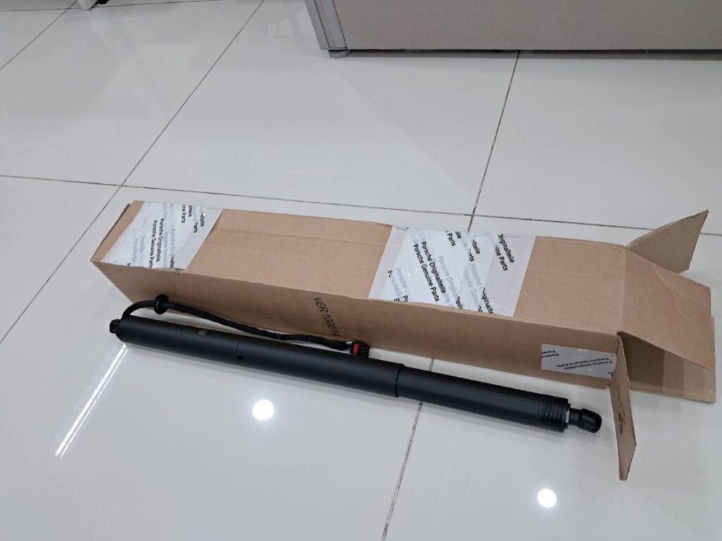 โช๊คฝาท้ายไฟฟ้า Porsche Macan อะไหล่แท้ จาก MCR Autoparts