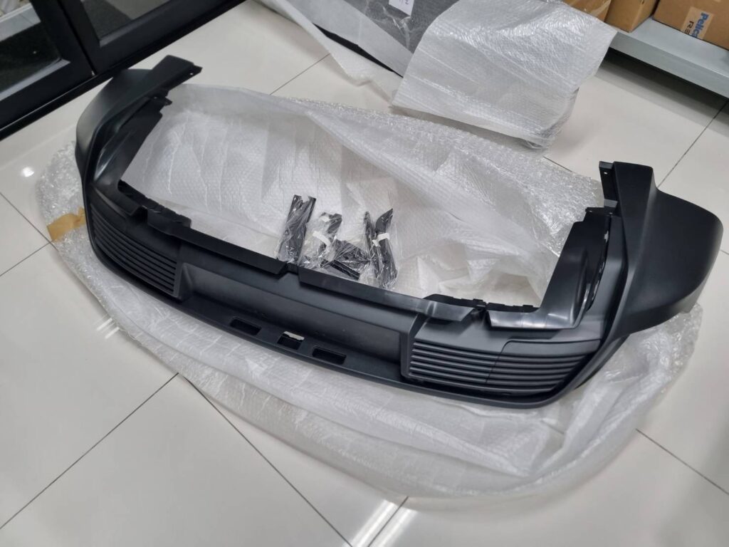 สปอยเลอร์หลัง Porsche Taycan พร้อมขายึด อะไหล่แท้ Porsche จาก MCR Autoparts
